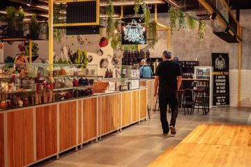 dřevěný regál na potraviny ve farmářské prodejně