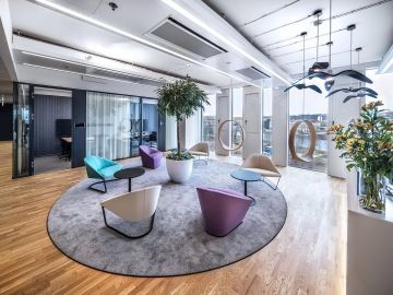 Lobby s barevnými a geometrickými prvky Batist Medical