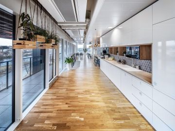 Prostorná firemní kuchyňka se sezením v Batist Medical