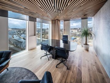 Uzavřená kancelář se dřevěným lamelovým podhledem