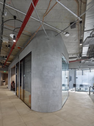 Curved wall with a concrete look