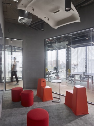 Flexible meeting room with unique furniture