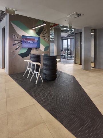 Space for quick meetings with a table made of tires