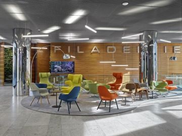 Recepce Filadelfie s lounge křesílky v budově BB Centrum