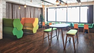 Odpočinková místnost ve společnosti Dentsu Aegis Network spojena s pracovní kuchyňkou