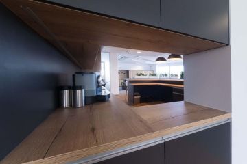 Pracovní kuchyňka s dřevěným interiérem ve firmě Arca Consulting