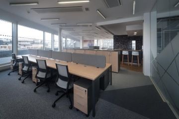 Open space kancelář s šedými akustickými panely ve společnosti Arca Consulting