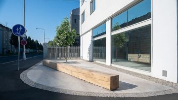 The facade of the house fits into the architecture of the street
