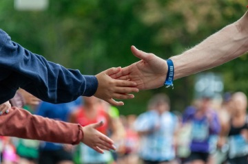 dětská a dospělá ruka