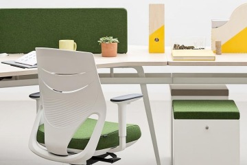 Moderní pracovní zázemí s ergonomickým interiérem v minimalistickém stylu