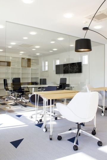 Pracovní část je laděná do odstínů černé, šedé a bílé barvy, kdy zasedací místnost a pracovní místa jsou oddělena stěnou z čirého skla.