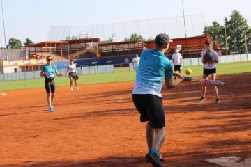 Softballový zápas v rámci charitativního turnaje