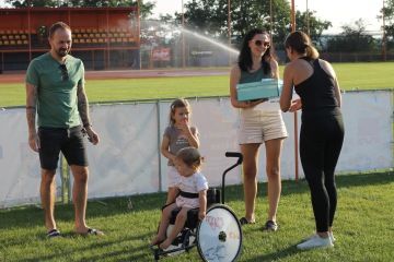 Předání finančního daru Elince