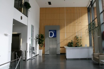 Revitalization of receptions at Office Park New Butovice brought a beautiful aesthetic result. There are plants at the swamp, above the elevator you can clearly see the letter of the building.