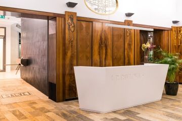 Vstupní prostor s recepcí a lobby v komerčních prostor budovy I. P. Pavlova