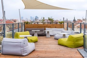 Střešní terasa s dřevěnou podlahou a sedacími vaky v IPP5