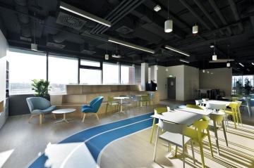 meeting-room-kancelářský-prostor-sportovní-téma-coworking-místnost-Sportisimo-CAPEXUS