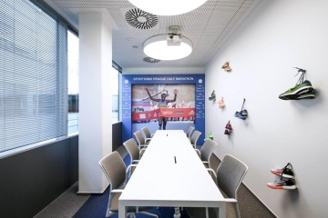 zasedací-místnost-sportovní-téma-běh-marathon-Sportisimo-CAPEXUS-realizace