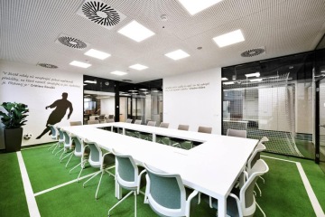 zasedací-místnost-kancelářský-prostor-sportovní-téma-tenisový-kurt-fotbal-CAPEXUS-realizace