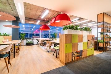 Společenská zóna pro zaměstnance společnosti myhive s úložnými boxy a rostlinami