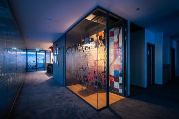 Noční osvětlení kancelářského prostoru společnosti myhive