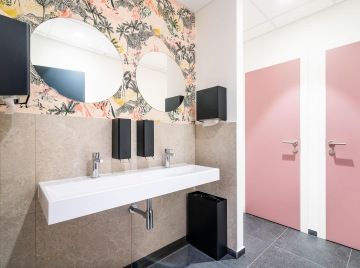 Toalety v jednoduchém provedení s tapetou