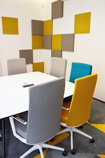 Akustické panely sladěné v kombinaci žlutá, hnědá, a tyrkysová.