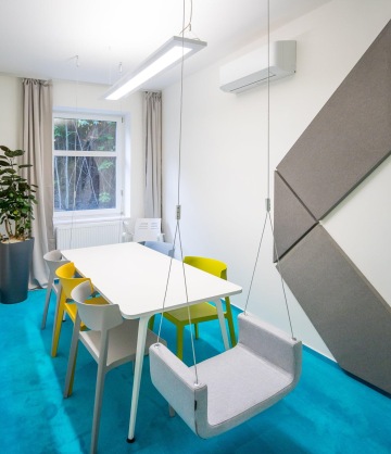 zasedací-místnost-houpačka-hravé-barvy-CAPEXUS-logo-kanceláře