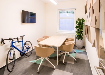 meeting-prostor-dřevěné-prvky-jízdní-kolo-CAPEXUS-kanceláře