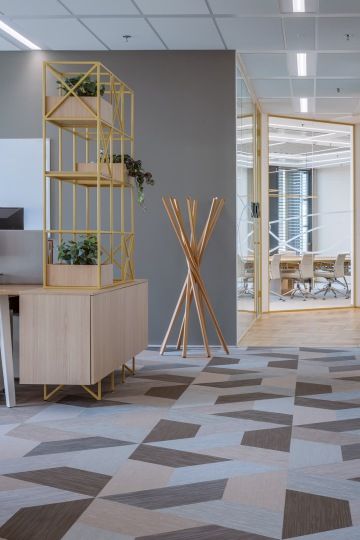 Chodba s industriálními prvky v žluté barvě