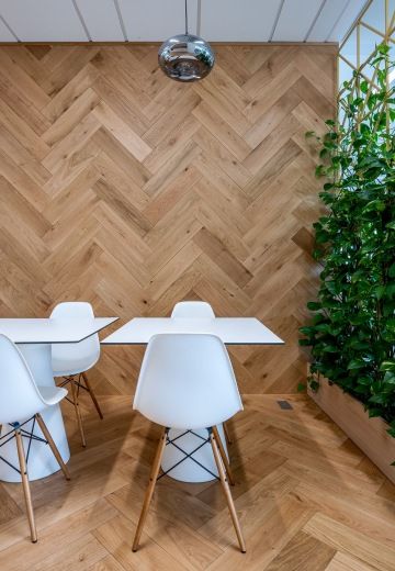 Minimalistický jídelní stůl s židlemi