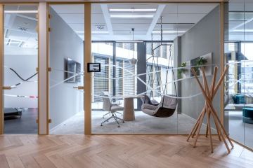 Neformální zasedací místnost s houpačkami