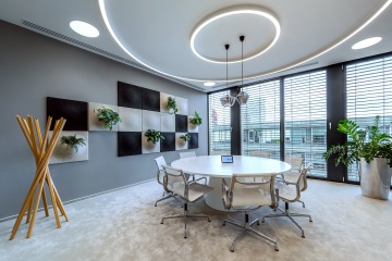 Zasedací místnost s kulatým stolem a kruhovým osvětlením