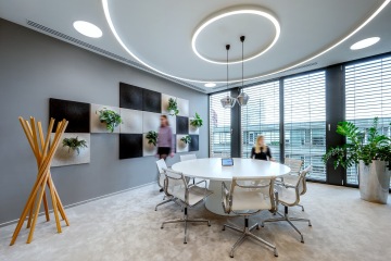 Kancelářské prostory plné lidí