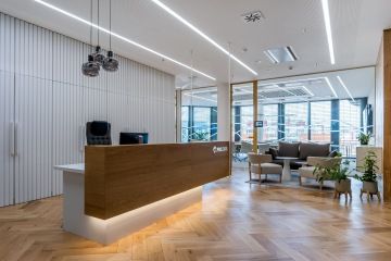 "Levitující" recepce z dřeva, doplněná bílou barvou