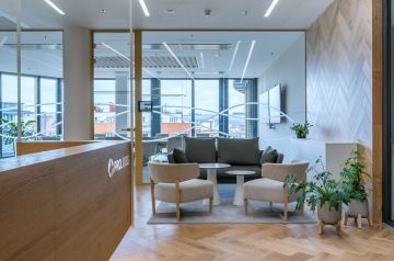 Kancelářská recepce s pohodlnou čekárnou a prosklenou zasedačkou