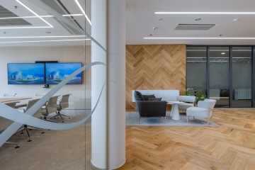 Zasedací místnost s čekárnou, harmonicky oddělená prosklenou stěnou