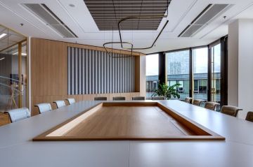 Prostorná zasedací místnost pro větší meetingy