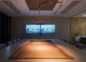 Večerní útulné osvětlení zasedací místnosti