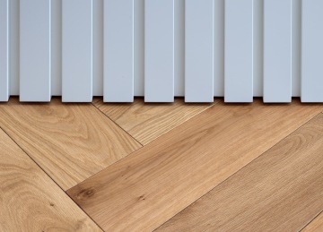 Kombinace dřevěných materiálů a bílých prvků