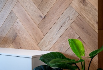 Detail bílé skříně s květináčem