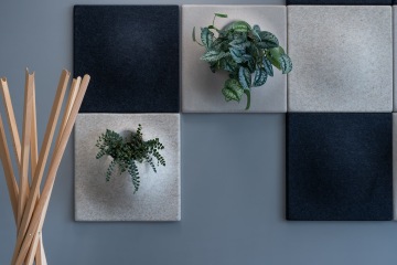 Akustické nástěnné prvky s zakomponovaným květináčem