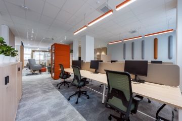 Open space with acoustic elements