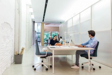 healthy-office-work-environment-ergonomics-furniture-workspace-actiu-CAPEXUS