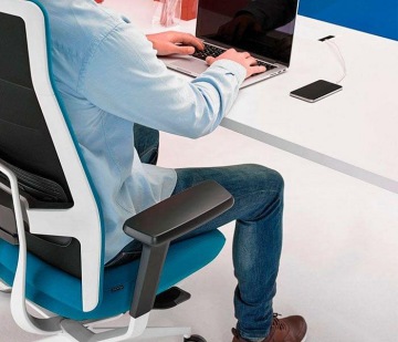 healthy-office-work-environment-ergonomics-furniture-workspace-actiu-CAPEXUS