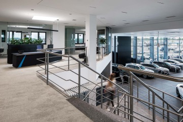 Schodiště s pohledem na kanceláře a automobilní showroom