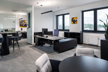 Moderní kancelářské prostory obklopené obrazy