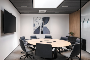 Vystavěné obrazy od Artist’s Hero v zasedací místnosti