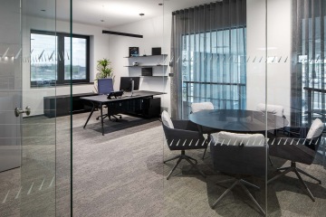 Prosklený kabinet v černých barvách