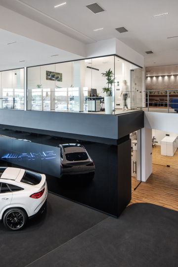 Pohled na prosklenou kancelář a showroom